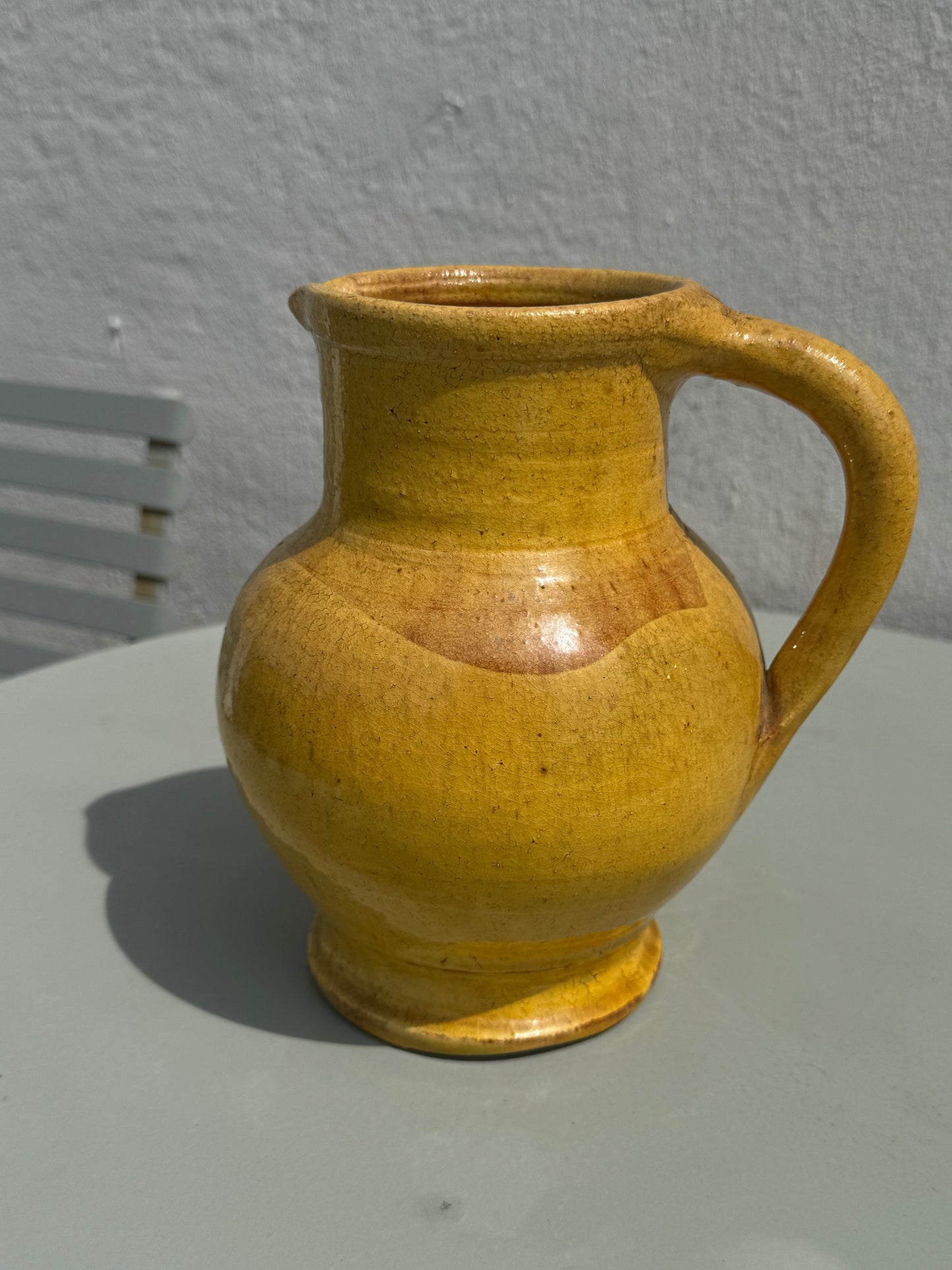 Carafe jaune en terre cuite