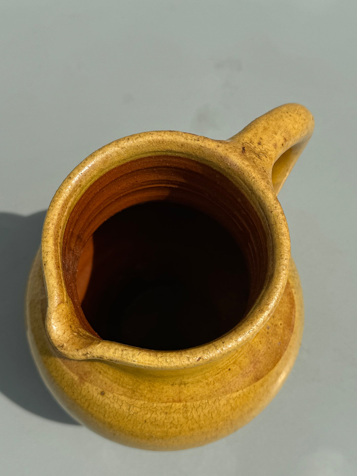 Carafe jaune en terre cuite