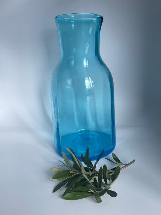 Carafe en verre bleu