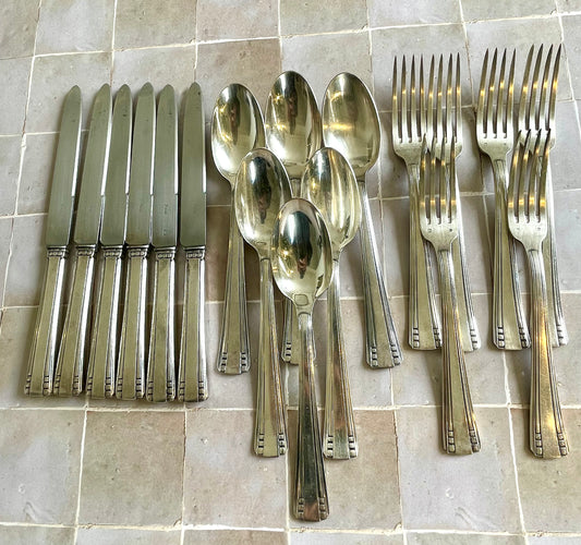 Set de 18 couverts en métal argenté style art déco