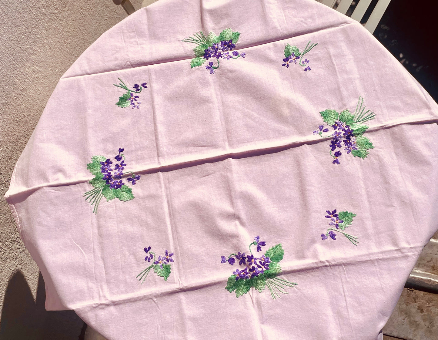 Petite nappe carrée en coton léger brodée de fleurs de violettes