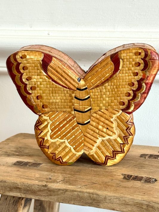 Boite en marqueterie d'osier en forme de papillon