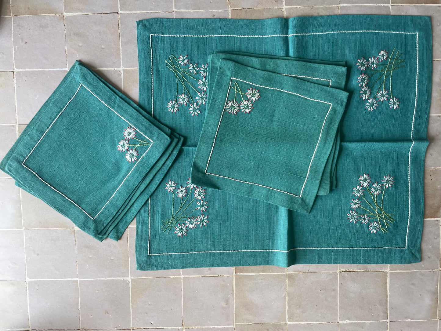 8 small green napkins embroidered with daisies &amp; 1 matching placemat