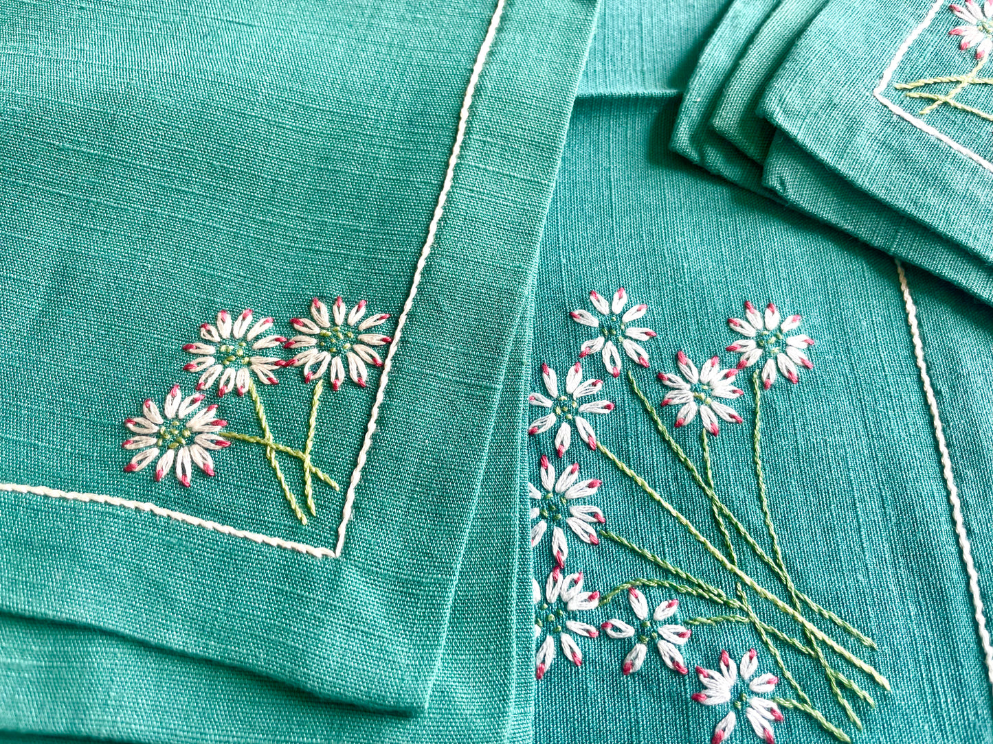 8 small green napkins embroidered with daisies &amp; 1 matching placemat