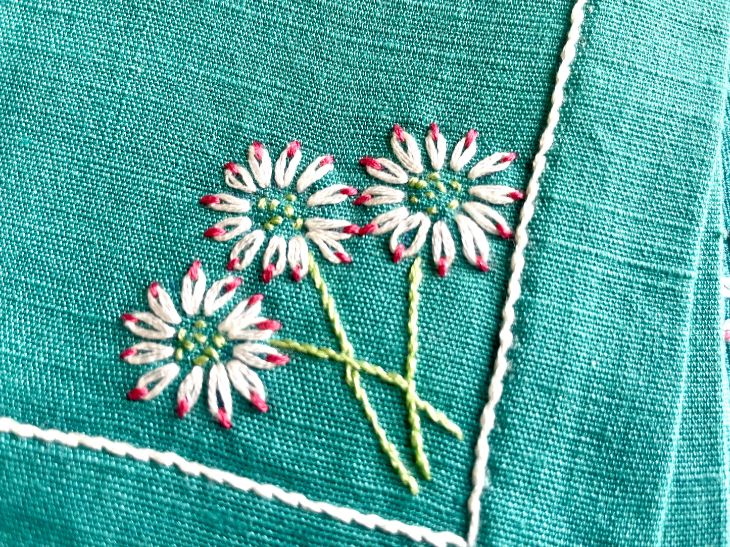 8 small green napkins embroidered with daisies &amp; 1 matching placemat
