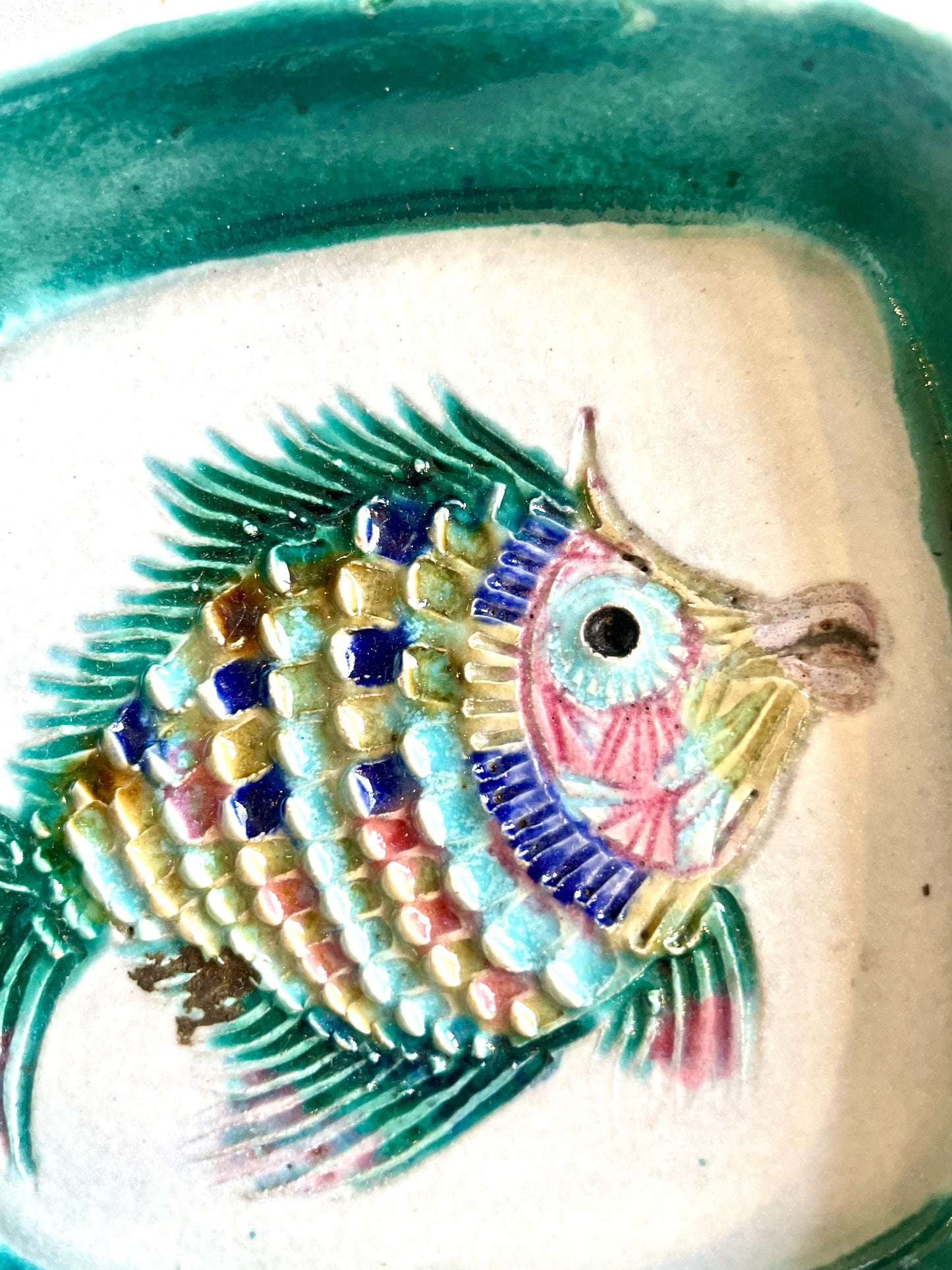 Square fish motif pocket emptier