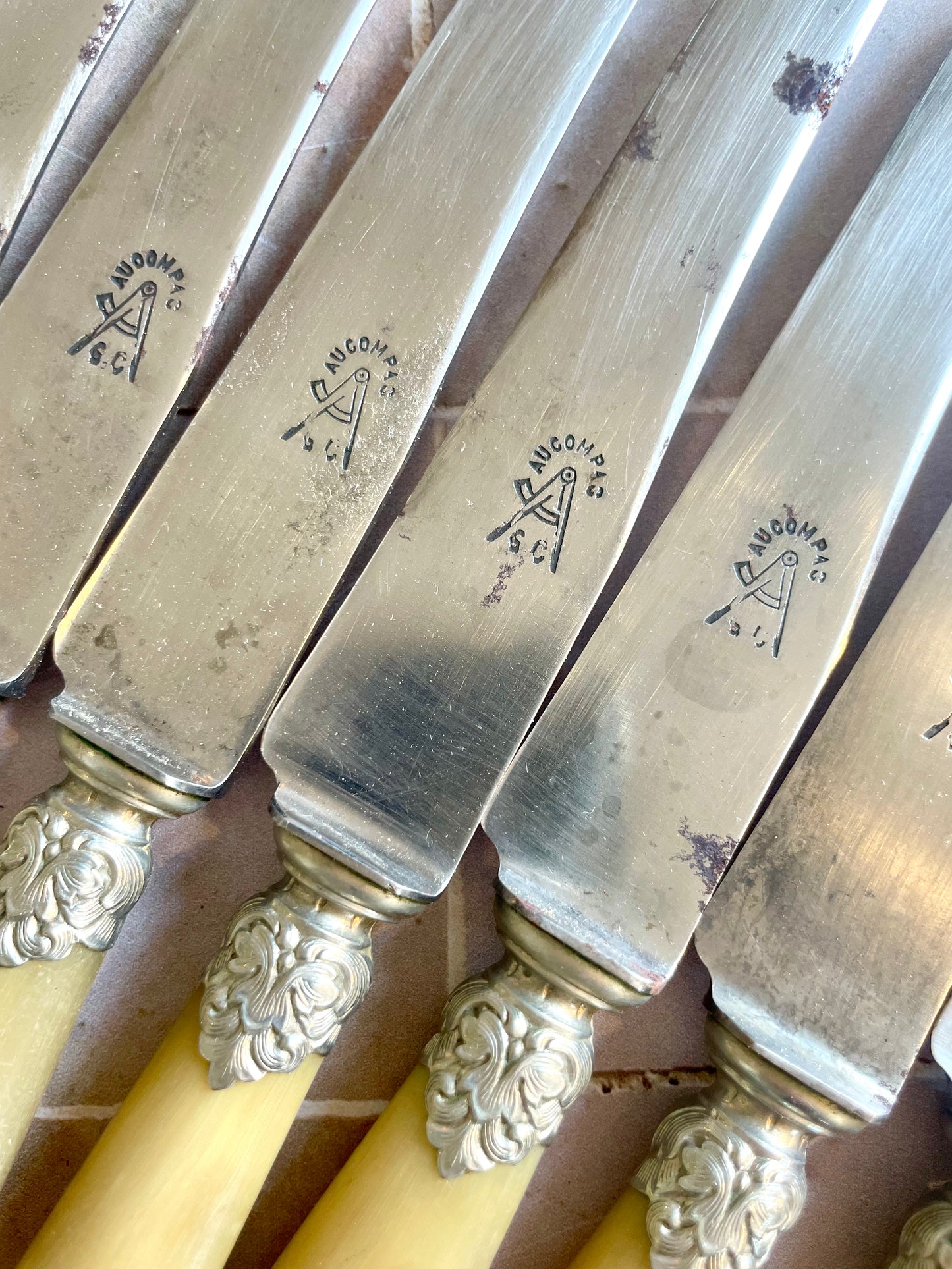12 “Au Compas” table knives in horn and steel.