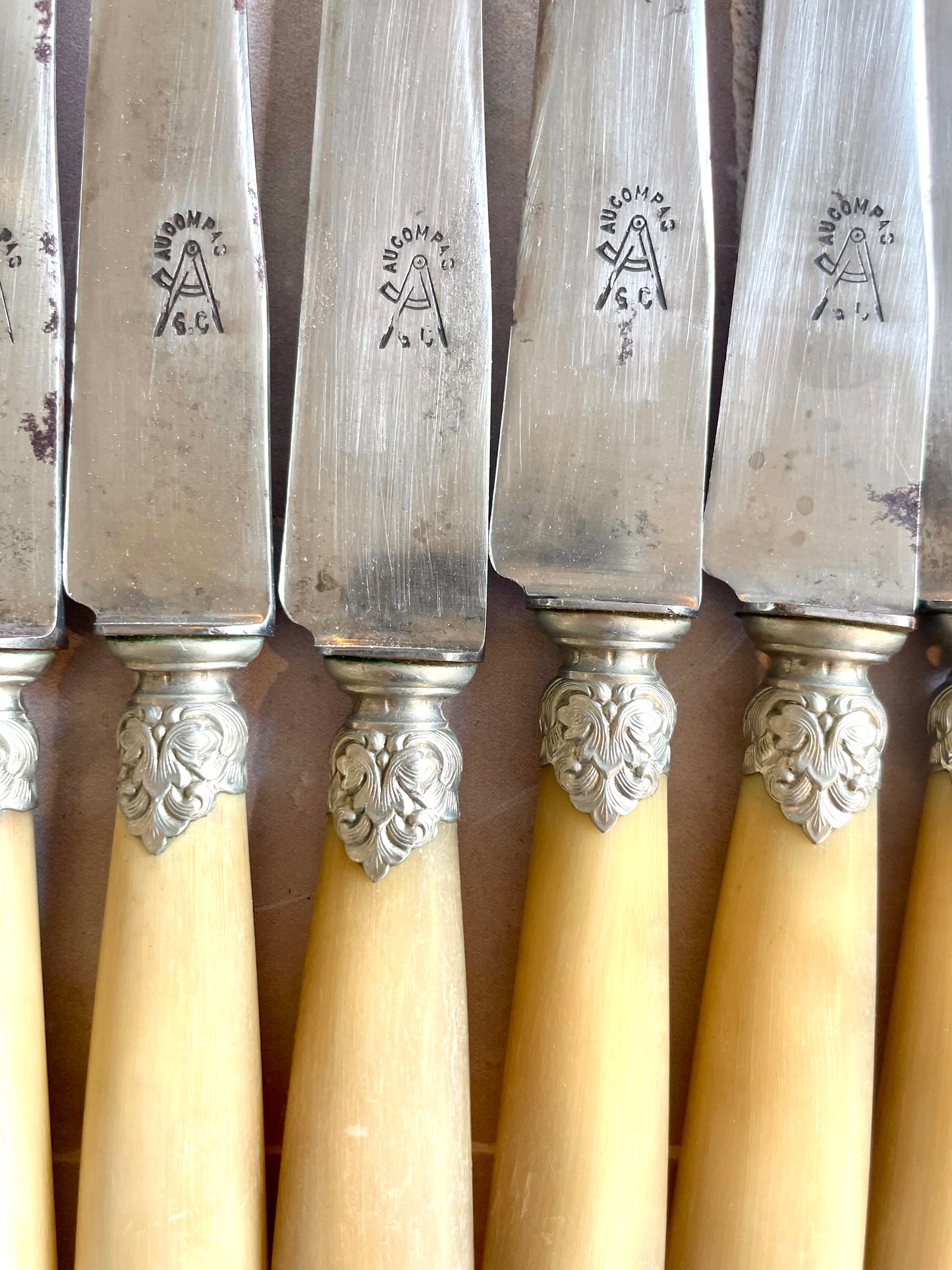 12 “Au Compas” table knives in horn and steel.