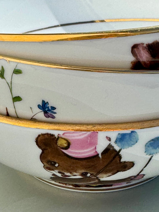 Lot de trois bols en porcelaine