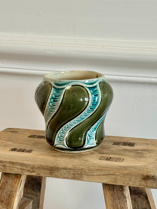 Petit vase en barbotine De Bruyn